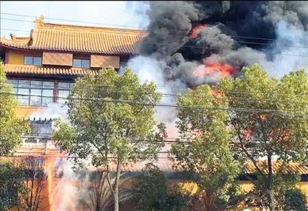 Eryan Temple is engulfed by fire and smoke yesterday.(Photo/Shanghai Daily)