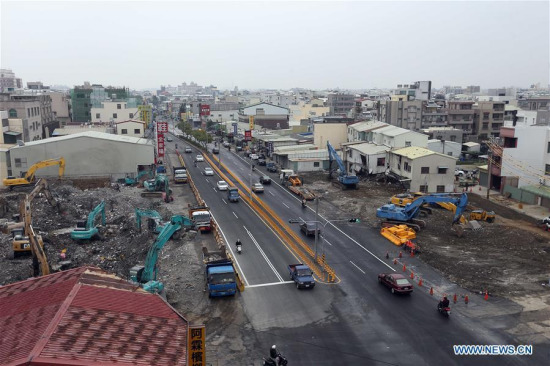 Traffic is resumed after the road was resurfaced in quake-hit Yongkang district of Tainan, southeast China's Taiwan, Feb. 15, 2016. (Photo/Xinhua)