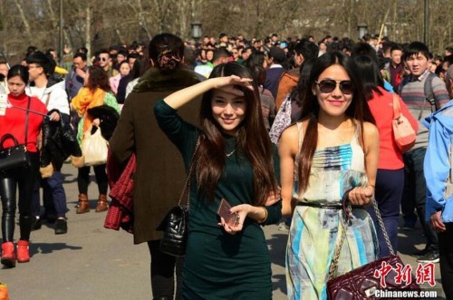 Temperature rises to 20 in Hangzhou, capital of east China's Zhejiang Province, Feb. 9, 2016. (Photo/Chinanews.com)