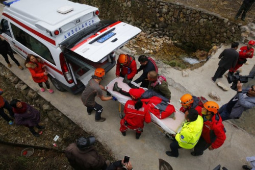 Rescuers carry a child on a stretcher in Zhejiang province, Friday, Feb 19, 2016. (Photo: chinadaily.com.cn/Shen Zhicheng)