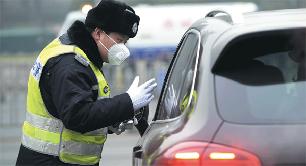 Traffic police are among those who suffer most on smoggy days.(Photo: China Daily/Wei Xiaohao)