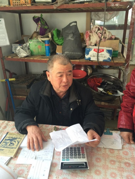 Lu Shixing works at his home in Qinghe county, Altay prefecture, in Northwest China's Xinjiang Uygur autonomous region, Feb 16, 2016. (Photo by Yexilik Burat for chinadaily.com.cn)
