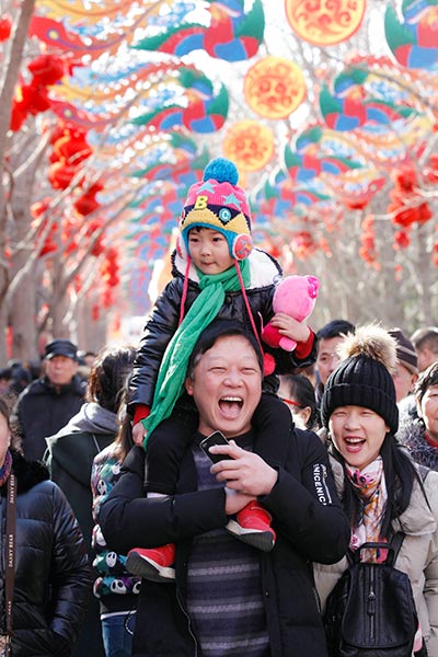 A family at the Ditan Temple Fair in Beijing during the Spring Festival. (Photo by Da Wei/China Daily)
