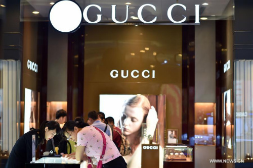 Customers select watches at Haitang Bay duty-free shopping center in Sanya, south China's Hainan Province, Jan. 31, 2016. (Photo: Xinhua/Guo Cheng)