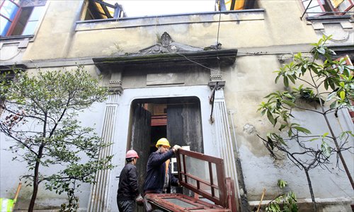 Workers remove windows from a former comfort women station in Shanghai on Monday. (Photo: Yang Hui/GT)