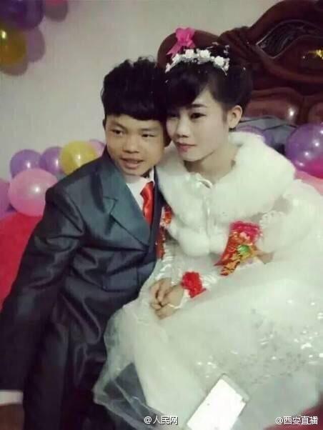 Photos of two 16-year-olds in a wedding gown and suit at what seems to be a wedding have triggered heated discussion on Chinese social media. (Photo/Weibo.com)