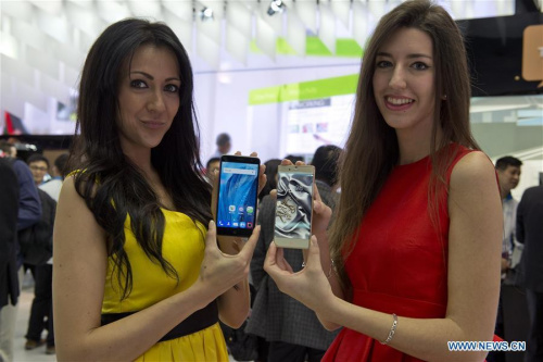 Models show the ZTE V7 device (L) and the Nubia Z9 (R) at the Mobile World Congress 2016 in Barcelona, Spain, Feb. 22, 2016. The Mobile World Congress (MWC), the most important mobile communication event in the world, opened its doors in Barcelona on Monday. (Photo: Xinhua/Lino De Vallier)