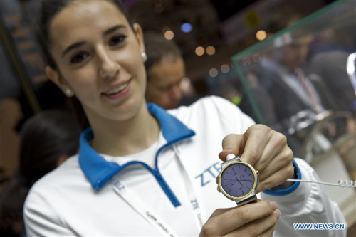 A model shows the ZTE Axon Watch at the Mobile World Congress 2016 in Barcelona, Spain, Feb. 22, 2016. The Mobile World Congress (MWC), the most important mobile communication event in the world, opened its doors in Barcelona on Monday. (Photo: Xinhua/Lino De Vallier)