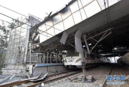 The subway line linking downtown Tianjin with the citys Binhai New Area has been closed after being damaged by massive blasts at a warehouse in Binhai New Area, Aug 13, 2015. (Photo/Xinhua)