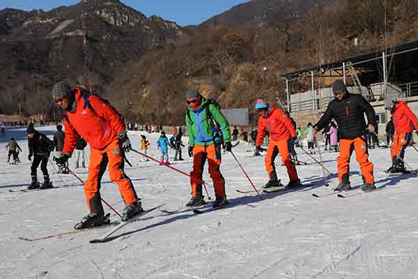 Tibetan skiers practice at Wanlong Ski Resort in Chongli, Hebei province, on Feb 17 during the Sohu Cup national ski mountaineering event. (Provided to China Daily)