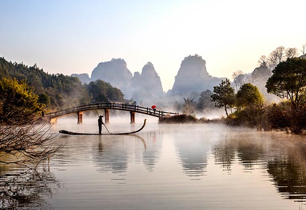 Chinese tourists watch a performance in Bali, a top destination for outbound Chinese. (Photo by Kuang Linhua/China Daily)
