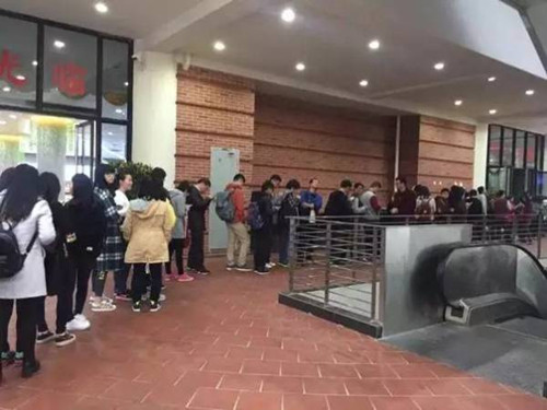 Students formed a long queue outside the cafeteria before 11am on Monday, Feb. 22, 2016. (Photo:www.ce.cn)