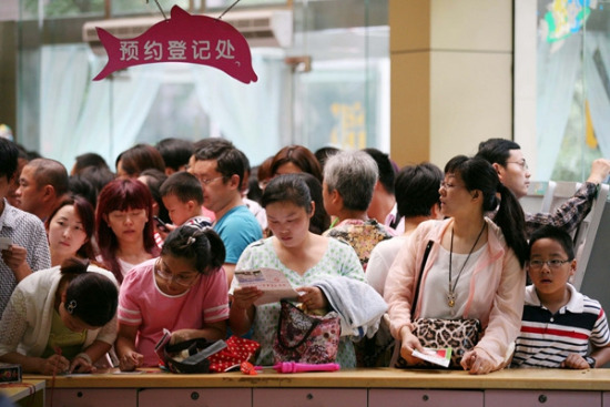 Parents gather in the outpatient hall of Nanjing Children's Hospital in Jiangsu province to register their children in July 2014.Photo: China Daily/Wang Zhuangfei)