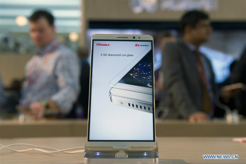 The new Huawei Mate S device is displayed at the Mobile World Congress 2016 in Barcelona, Spain, Feb. 22, 2016. The Mobile World Congress (MWC), the most important mobile communication event in the world, opened its doors in Barcelona on Monday. (Photo: Xinhua/Lino De Vallier)