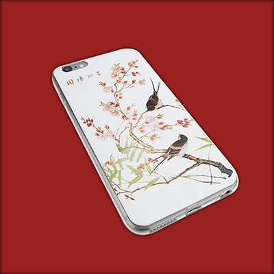 A variety of products sold online, like cellphone protective cases, necklace pendants and tea sets, are inspired by the antique collections of the National Museum of China. (Photo provided to China Daily)