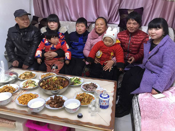 Lei Tao (second from right), his wife and two children with his parents and sister in Qianyang.(Photo by Zhu Changzhen/China Daily)