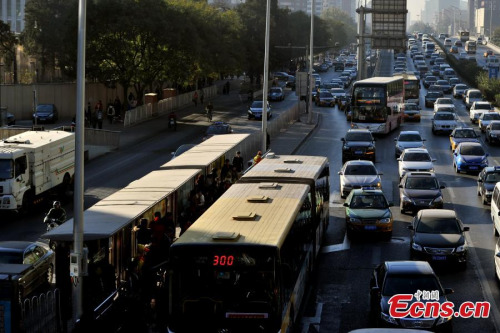 Drivers suffer from a bumper-to-bumper jam on a road in Beijing during the morning rush hours on November 13, 2014. (Photo: China News Service/Jin Shuo)