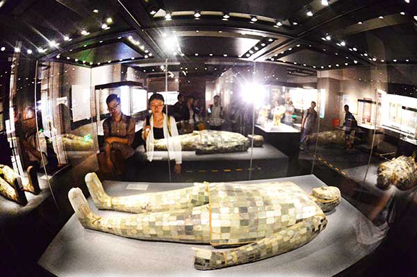 Visitors admire an exhibit of relics at Beijing's Capital Museum.(Photo: China Daily/Shou Yiren)