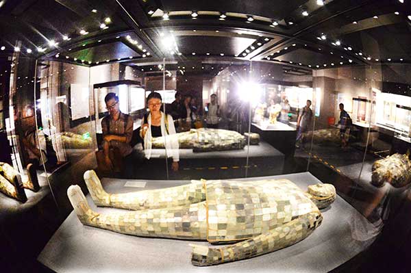 Visitors admire an exhibit of relics at Beijing's Capital Museum.(Photo: China Daily/Shou Yiren) Visitors admire an exhibit of relics at Beijing's Capital Museum.(Photo: China Daily/Shou Yiren)