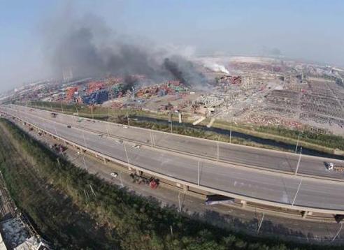 The site of Tianjin explosions on Aug.13, 2015. Down: The site of Tianjin explosions after being cleared on Nov.18, 2015. (Photo/Xinhua) 