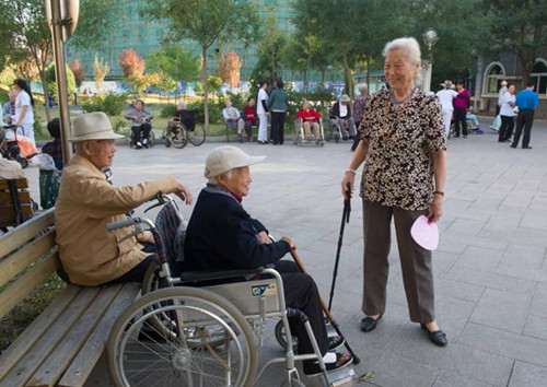 Senior citizens chat at a retirement home in Beijing. (Photo/Xinhua)