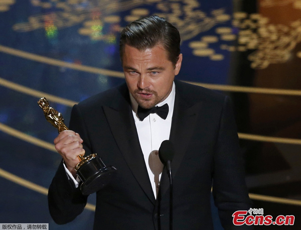 Leonardo DiCaprio accepts the Oscar for Best Actor for the movie The Revenant at the 88th Academy Awards in Hollywood, California, Feb. 28, 2016. (Photo/Agencies)