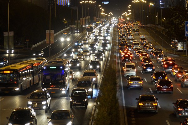 Heavy traffic during an evening rush hour in Beijing last September. The authorities are working on new measures to ease the traffic pressure in the capital.KUANG LINHUA/CHINA DAILY