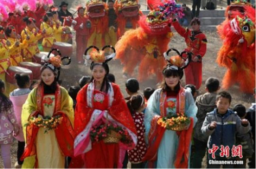 People dressed in ancient-style costumes offer scarifies to the Kitchen god at a New Year fair in Zhengzhou, Henan Province (Photo: China News Service/Wang Zhongju)
