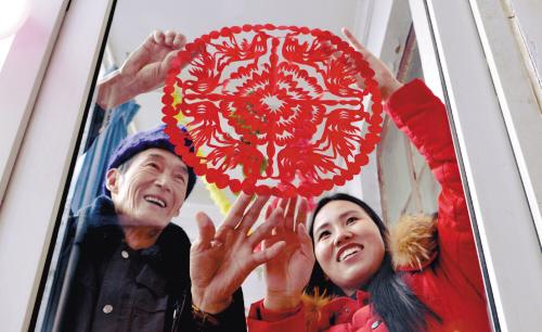 Paper-cuts is a part of Little New Year celebration (Photo/Xinhua)