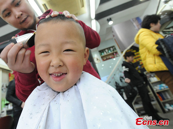 File photo of a kid getting haircut (Photo/China News Service/Hang Xingwei)