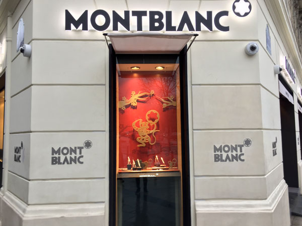 In the window of luxury brand Montblanc at the Champs-Elysees, a red Chinese monkey can be seen in a display featuring customized Monkey Year pens. (Photo: chinadaily.com.cn/Tuo Yannan)