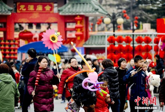People visit the Longtan Temple Fair on February 19, 2015. (Photo: China News Service/Lu Xin)