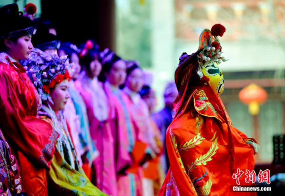 Actors play out Welcoming the Homecoming Imperial Concubine, an act in the Dream of the Red Mansion at the opening of the Daguanyuan Temple Fair in 2015. (Photo: China News Service/ Lu Xin)