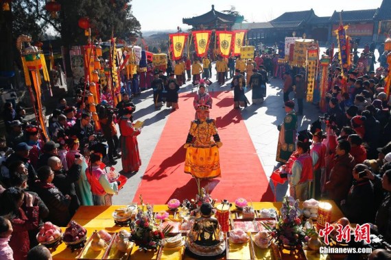 A replica of the royal sacrifice-offering ceremony will be on during this year's Badachu Temple Fair (Photo: China News Service/ Sheng Jiapeng)
