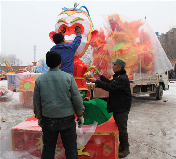 Guo Erniu, owner of Erniu Lantern Company and a veteran lantern maker, loads truck together with his employees.