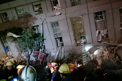 Rescuers working at a collapsed building in Tainan City after a 6.7-magnitude earthquake hit Kaohsiung of Taiwan at a depth of 15 kilometers at 03:57 am Beijing Time on Saturday. (Photo/Central News Agency)
