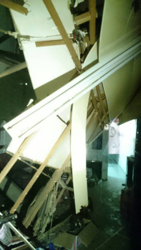 Ceiling collapsed in a resident building in Chiayi City after the earthquake (Photo/Central News Agency)
