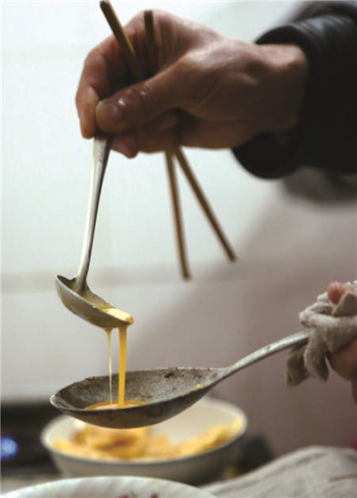 Much effort is taken to prepare for the reunion dinner feast, from handmaking egg dumplings to picking the best eel in the market. Photos Provided to China Daily