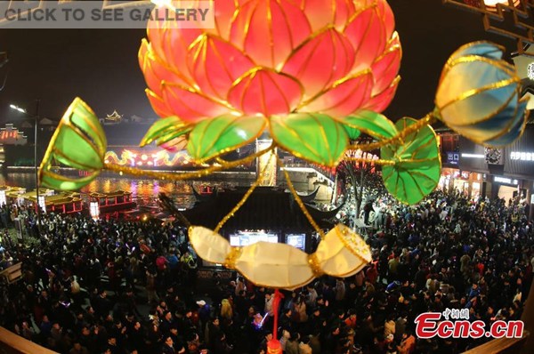 People visit the Qinhuai Lantern Fair in Nanjing City, capital of East China's Jiangsu Province, Feb. 22, 2016. Hundreds of thousands of local residents and tourists attended the fair, which came into being in the Six Dynasties period (220-589). The fair has been mainly held in the area surrounding Confucius Temple. (Photo: China News Service/Yang Bo)