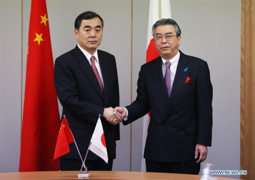 Chinese Assistant Minister of Foreign Affairs Kong Xuanyou (L) shakes hands with Japanese Deputy Foreign Minister Shinsuke Sugiyama during their meeting in Tokyo Feb. 29, 2016. (Photo: Xinhua/Liu Tian)
