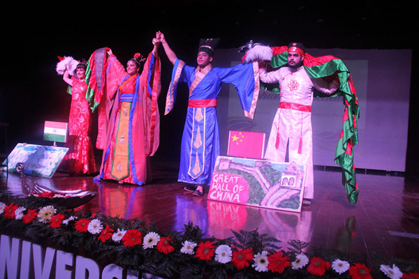 Students of Indian universities take part in a Chinese fashion show. (Photo/CCTV.com)