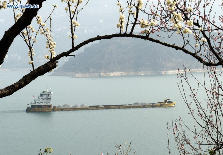 A vessel is seen on water near the Xiling Gorge, the easternmost of the Three Gorges along the Yangtze River, in Zigui County of Yichang, central China's Hubei Province, Feb. 29, 2016. (Photo: Xinhua/Zheng Jiayu) 