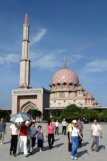 Chinese tourists at a mosque in Kuala Lumpur.(Photo provided to China Daily)