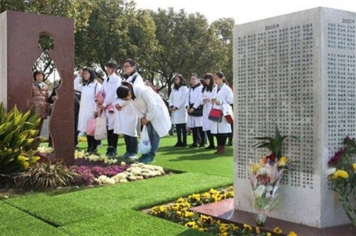 Students from some of the citys top medical schools line up at Fushouyuan Cemetery yesterday to remember those who gave their bodies, or parts of them, to science.(Wang Rongjiang)