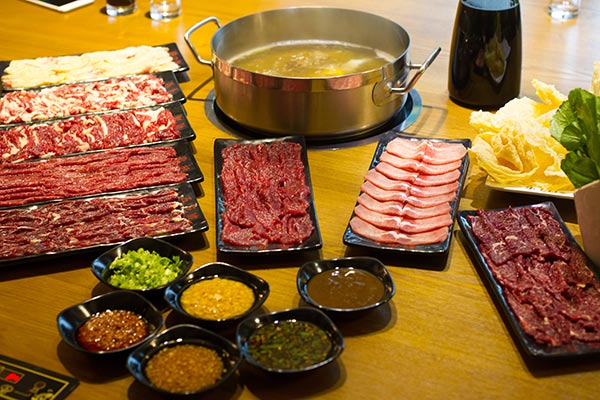 Chaoshan beef hotpot restaurants become popular in Shanghai because of the strict selection of beef and cutting rules. (Photo by Gao Erqiang/China Daily)