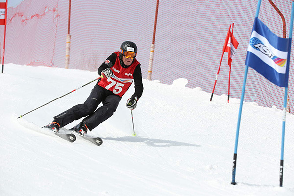 A contestant is racing in the 7th Advantage Austria Ski Race at Zhangjiakou's Genting Resort Secret Garden on Feb 27, 2016. (Photo provided to chinadaily.com.cn)