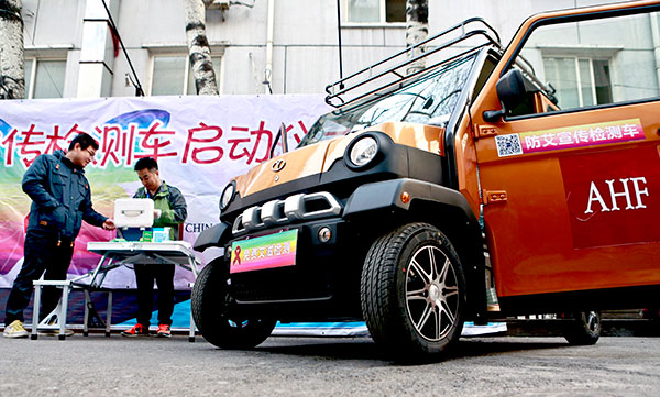 Staff members prepare medical equipment for an HIV-testing vehicle in Beijing on Tuesday. (Photo: China Daily/Feng Yongbin)