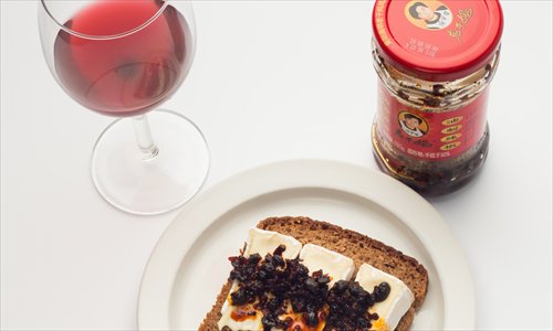 Overseas Lao Gan Ma fans explore unique ways of pairing the Chinese sauce with Western dishes and ingredients, such as bread, wine and cheese. (Photo/Courtesy of Simon Stahli)