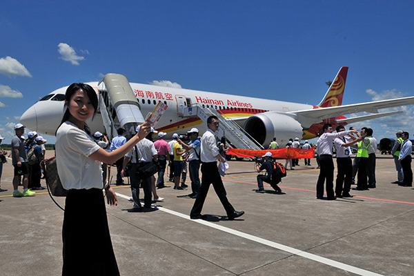 A passenger prepares to board a flight of Hainan Airlines in Haikou, Hainan province. (Photo/Xinhua)