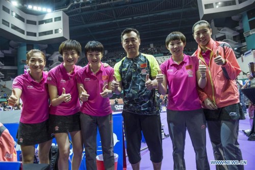  (L to R)Liu Shiwen, Ding Ning, Chen Meng, coach Kong Linghui, Zhu Yuling and Li Xiaoxia of China's women's table tennis team pose after winning the final against Japan at the 2016 World Team Championships in Kuala Lumpur, Malaysia, March 6, 2016. Defending champion China's women's table tennis team won the world championship title for the 20th time by defeating Japan 3-0 in the final. (Xinhua/Lui Siu Wai)